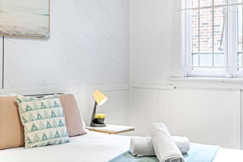 une chambre blanche avec un lit et une fenêtre dans l'établissement Boutique Double Room - Centrally Located at Granville - Shared Bathroom, à Sydney