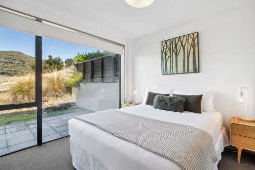 Giường trong phòng chung tại Lakefront Luxury Retreat Modern Apartment