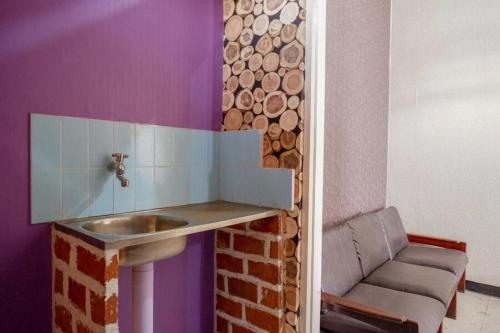 Imagine din galeria proprietății RedDoorz near Stasiun Kebumen în Kebumen