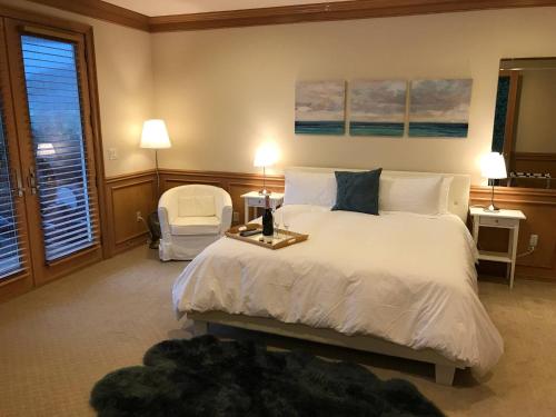 Postel nebo postele na pokoji v ubytování 3 bed Lake Sammamish Waterfront + Peloton Bike