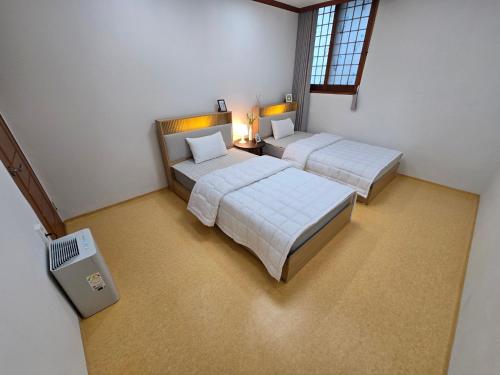 an overhead view of two beds in a room at 따뜻한 구미 금오산 감성하우스, 50평 단독으로 사용하는 Holiday house in Namt'ong-dong