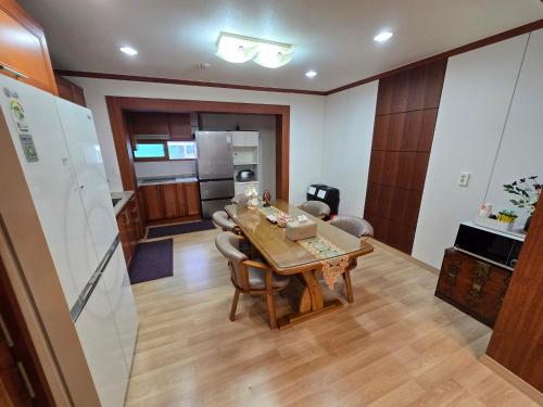 a kitchen and dining room with a table in a room at 따뜻한 구미 금오산 감성하우스, 50평 단독으로 사용하는 Holiday house in Namt'ong-dong