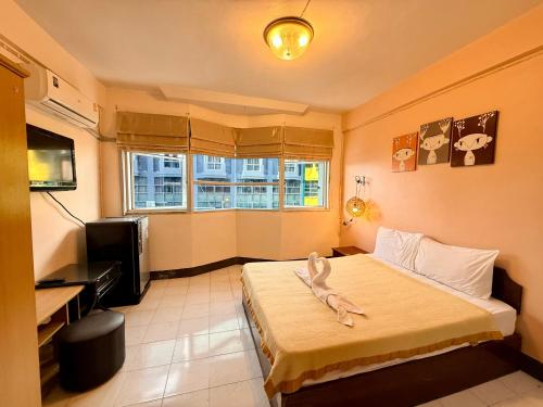 une chambre d'hôtel dotée d'un lit avec un oiseau. dans l'établissement Om Sab House Patong, à Patong Beach