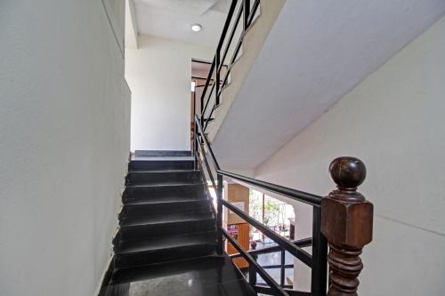 un escalier menant au deuxième étage d'une maison dans l'établissement Hotel O Casa De Cajino Palace, à Calangute