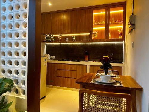 Η κουζίνα ή μικρή κουζίνα στο D'Uma Pandan the Charming Villa & Near Keramas Beach
