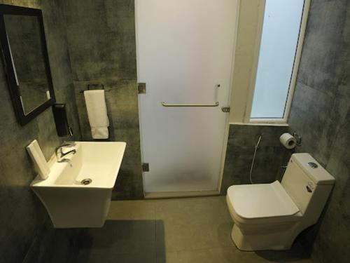 Koupelna v ubytování Vandhanam Stays