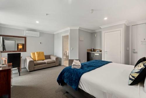 En eller flere senge i et værelse på Lakefront Central Studio walk to town