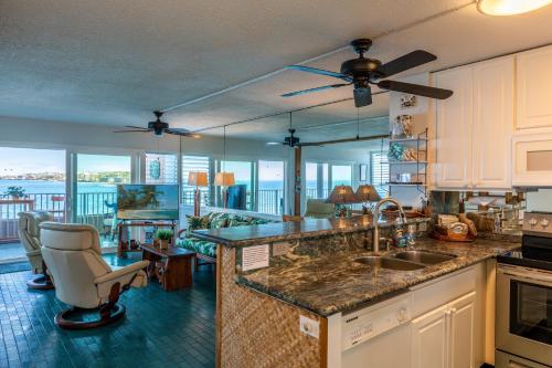 Kuchyň nebo kuchyňský kout v ubytování Alii Villas #232 condo