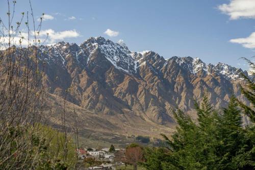 a mountain range with a town in front of it at Family-Friendly Chalet Mountain Views in Frankton Wharf
