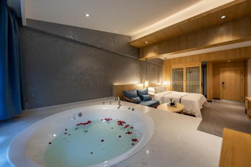 Ảnh trong thư viện ảnh của 张家界溪涧良舍度假民宿武陵源森林公园店 ở Hanqiyu