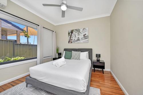Una cama o camas en una habitación de Lakeview Oasis on The Esplanade
