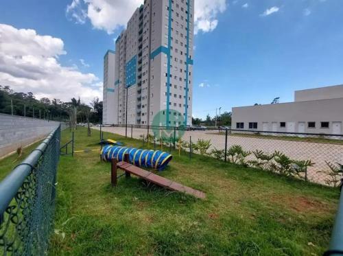 a row of benches in a field next to a building at Studio Home Office Completo Cama Queen e Ar Condicionado Vista Panorâmica in Mogi das Cruzes