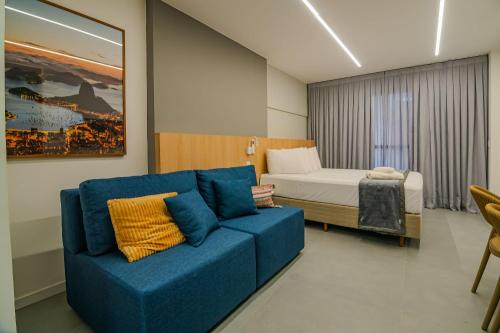 un salon avec un canapé et un lit dans l'établissement Luggo Mauá - Rio de Janeiro, à Rio de Janeiro