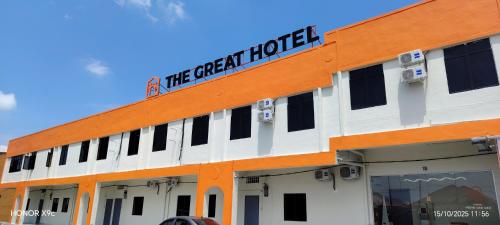 un edificio con un cartello che recita "Great Hotel" di The Great Hotel Sri Iskandar a Seri Iskandar