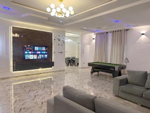 TV a/nebo společenská místnost v ubytování Luxxe Lekki