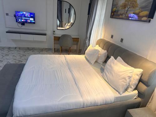 Postel nebo postele na pokoji v ubytování Luxxe Lekki