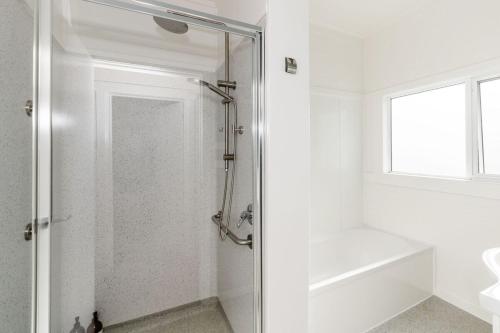 Koupelna v ubytování Panoramic Water & Mountain Views - 10 mins to CBD