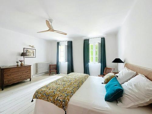 Postel nebo postele na pokoji v ubytování Renovated Provençal Farmhouse Near Aix-En-Provence
