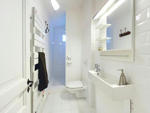 Koupelna v ubytování Renovated Provençal Farmhouse Near Aix-En-Provence