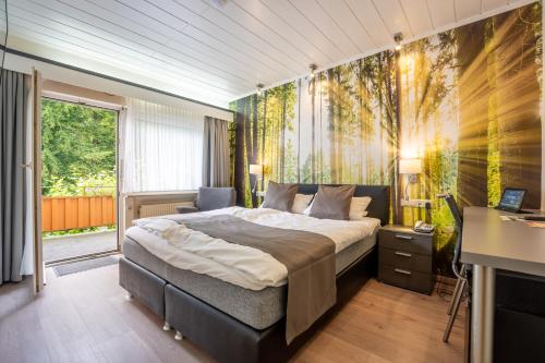 Giường trong phòng chung tại Waldhotel Kurfürst