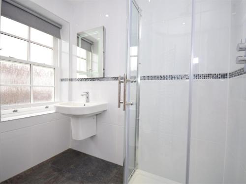 Et badeværelse på 3 Bed in Swanage DC042