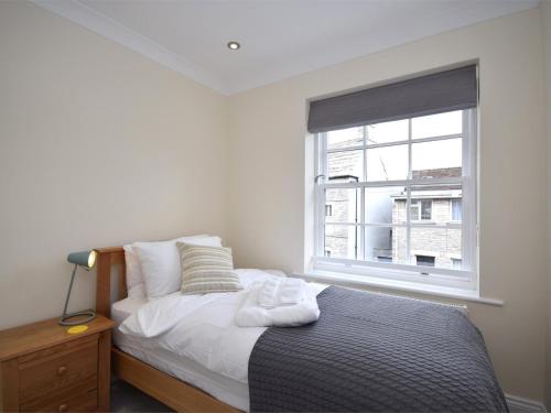 En eller flere senge i et værelse på 3 Bed in Swanage DC042