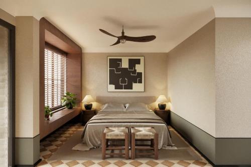 une chambre avec un lit et un ventilateur de plafond dans l'établissement A Stay In Bàu Vá, à Hue