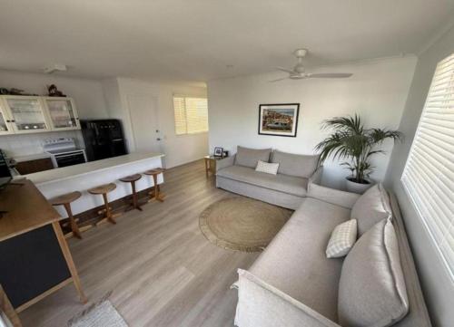 Beachside Getaway in Sunny Palm Beach في غولد كوست: غرفة معيشة بها أريكة وطاولة