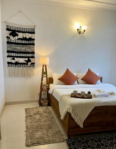 Ένα ή περισσότερα κρεβάτια σε δωμάτιο στο Himalayan Locals Luxe Apartment