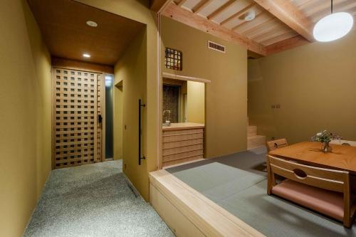 Ένα ή περισσότερα κρεβάτια σε δωμάτιο στο Sanoha Machiya House