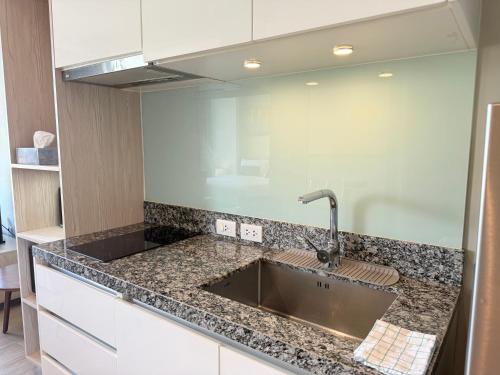 Η κουζίνα ή μικρή κουζίνα στο Diamond Resort Phuket Condo Bang Tao Beach