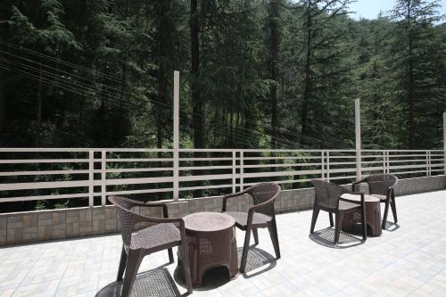 Galería fotográfica de Decent Stays BNB in city Centre - 3 BHK apartments - PRIVATE PARKING - BALCONY VIEW en Shimla