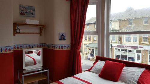 um quarto com uma cama e uma grande janela em The Driftwood Hotel em Blackpool