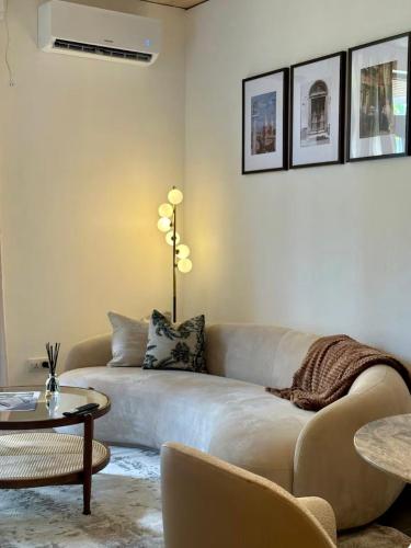 een woonkamer met een bank en een tafel bij A chic apartment by Afra Paje in Paje