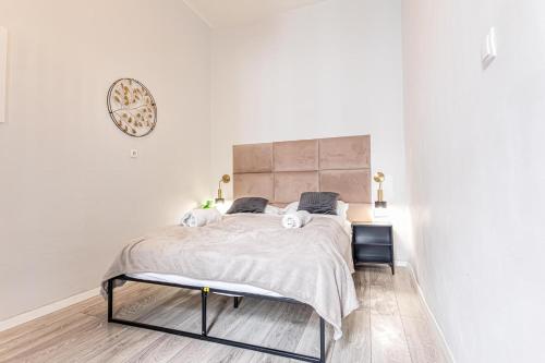 Lovely 2BR &1 LR Prime Location In Vienna