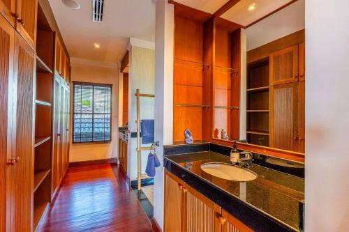 La salle de bains est pourvue d'un lavabo et d'un comptoir. dans l'établissement Luxurious Phuket Escape - Lakewood Hills, à Layan Beach