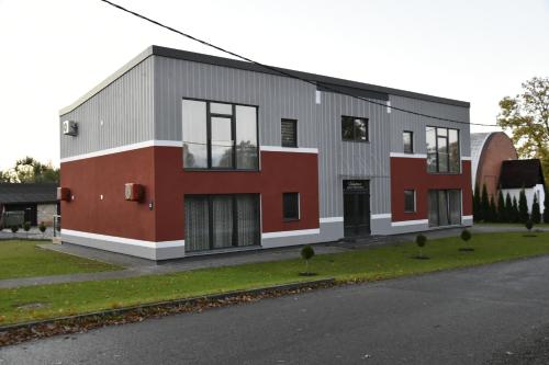 un edificio con rojo y blanco en una calle en Vinetas Apartments Nr3 The One, en Cēsis