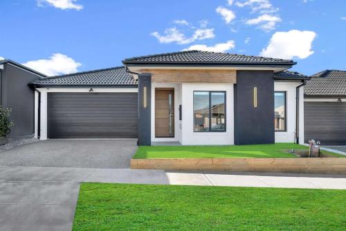 a modern house with a garage at Modern Family Home Near Kallo Town Centre in Kalkallo