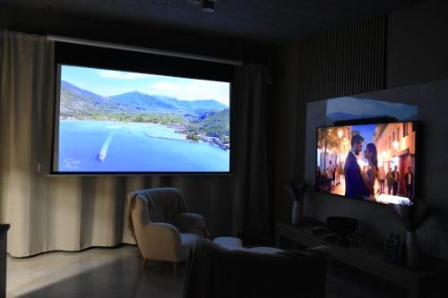 Una sala de estar con un televisor de pantalla plana en una pared. en Vinetas Apartments Nr3 The One, en Cēsis