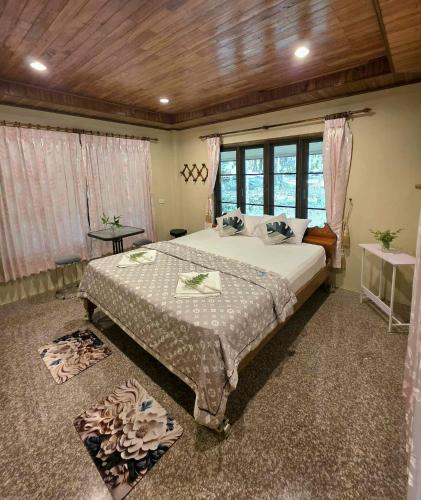 Un pat sau paturi într-o cameră la Khaosok Creek and Jungle Resort