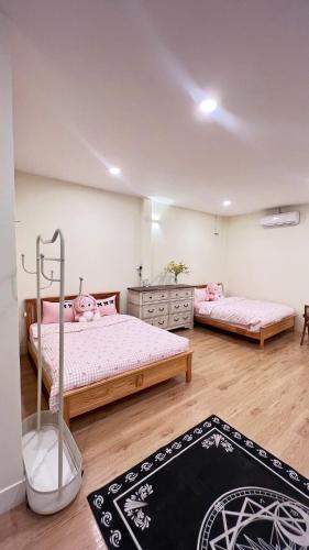 Ấp Bình HưngにあるNấp house 3 - pool villaのベッドルーム1室(ベッド2台、ラグ付)