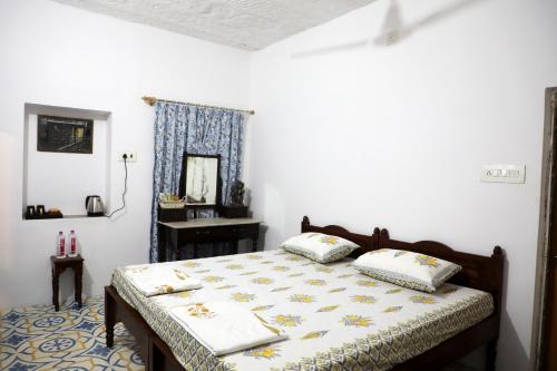 un dormitorio con una cama y un espejo en U-trn home stay, en Bikaner