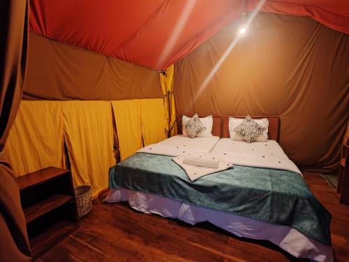 Postel nebo postele na pokoji v ubytování Eco Wild Glamping Bambarakanda