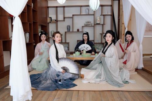 un gruppo di donne in kimono sedute sul pavimento di Xiwoo Designer Villa with Exclusive Courtyard & Hot Spring a Taiping