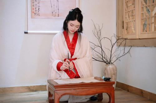 una donna in kimono seduta su un tavolo di Xiwoo Designer Villa with Exclusive Courtyard & Hot Spring a Taiping