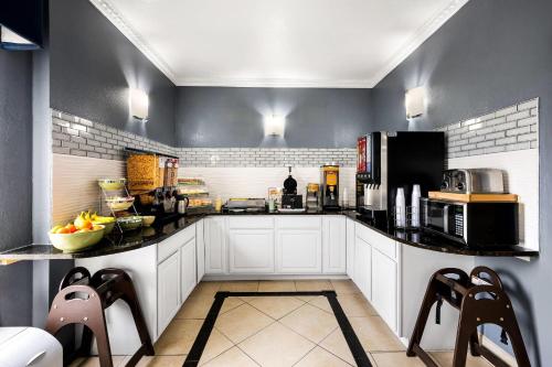 een keuken met witte kasten en een zwart aanrechtblad bij Quality Inn Bulls Gap in Bulls Gap