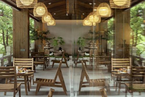 Un restaurante u otro lugar para comer en Shishe Spring Designer Homestay