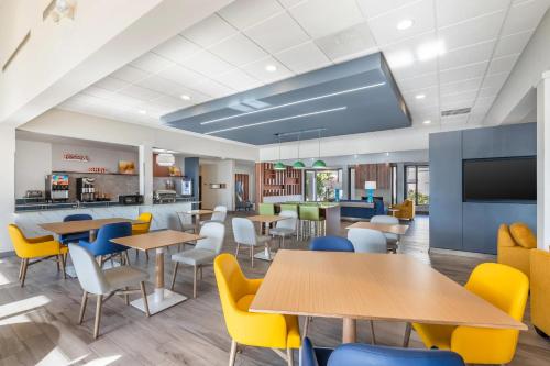 a dining room with tables and chairs and a cafeteria at Comfort Inn & Suites Arlington Heights - Buffalo Grove in Arlington Heights