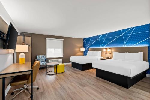 ソルトレイクシティにあるComfort Inn & Suites Salt Lake City I-80 I-15 Downtownのベッド2台と机があるホテルの部屋