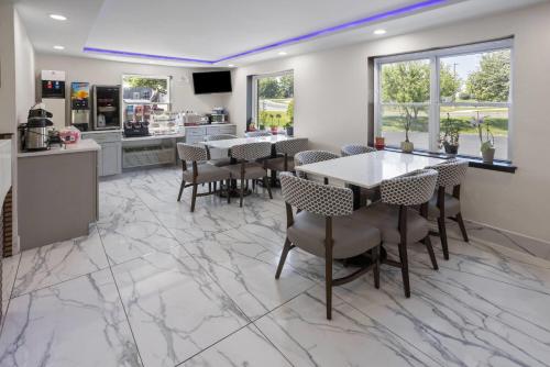 Kuchyň nebo kuchyňský kout v ubytování Baymont by Wyndham Lancaster PA Dutch Country